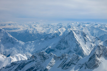 Verschneite Berggipfel um die Zugspitze mit bluen Himmel und Wolken
