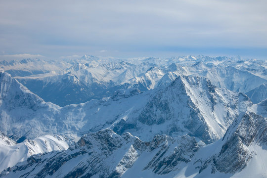 Verschneite Berggipfel um die Zugspitze mit bluen Himmel und Wolken