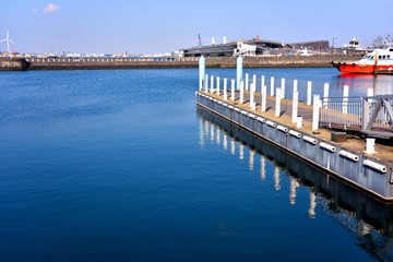 コバルトブルーの横浜港と象の鼻桟橋