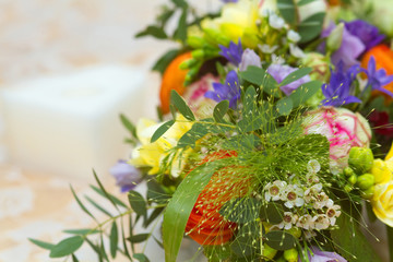 Blumengesteck als Tischdekoration