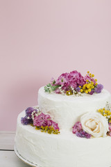 Obraz na płótnie Canvas Wedding cake with flowers