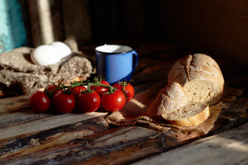 Fototapeta na wymiar country breakfast with bread, tomato and egg
