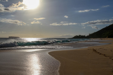 Wellen brechen am Strand von Big Beach Hawaii mit Sonne