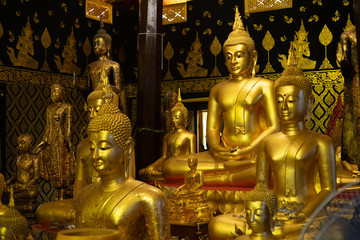 Obraz premium Golden buddish state in the art style at watbangpleeyainai temple ,Samutprakan ,Thailand