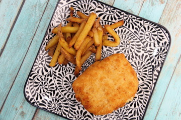 Cordon bleu frites sur une assiette