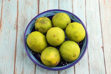 Citrons verts dans un bol