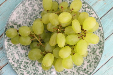 Grappe de raisins blanc sur une assiette