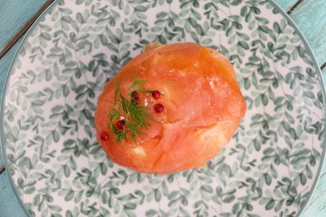 Artichaut norvégien, saumon aneth et baies roses