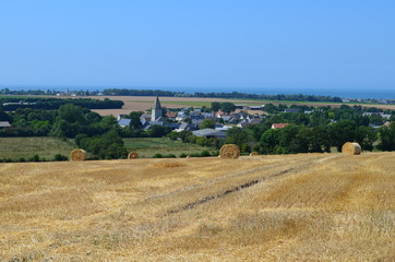 Fototapeta na wymiar Vue du village de Meuvaines (Calvados - Normandie - France)