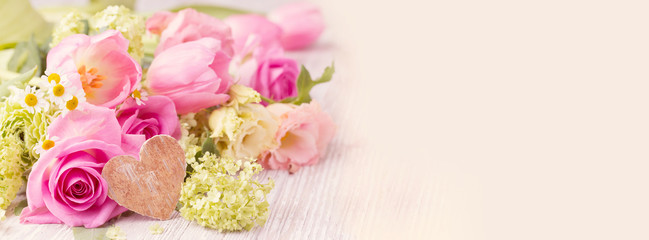 Wunderschöner Blumenstrauß mit Herz  -  Banner