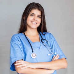Portrait einer Krankenschwester mit schwarzen Haaren