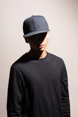 Gorra Negra y buso negro