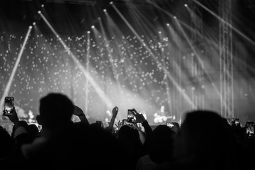 Obraz premium hands to the skies of people dancing and having fun at the live music concert