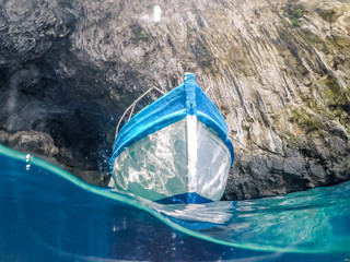 Barca nelle grotte di Leuca nel mare Salentino in Puglia