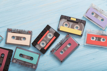 Obraz premium Old plastic cassette on wooden background. Retro music concept