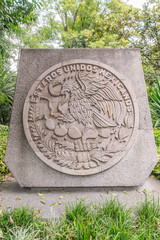 escudo nacional mexicano tallado en piedra y en metalico , bandera e historia de mexico
