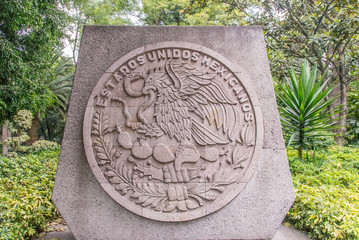 escudo nacional mexicano tallado en piedra y en metalico , bandera e historia de mexico