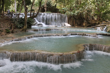 wunderschöne Sinterterrassen vom Kuang Si Wasserfall in Laos