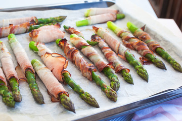 Grüner Spargel mit Schinkenspeck