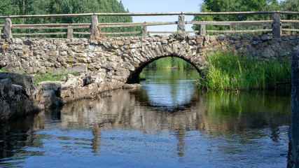 Alte Steinbrücke über Fluss 