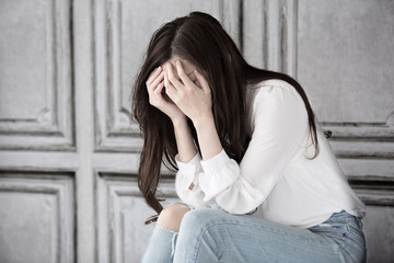 顔を覆う女性
