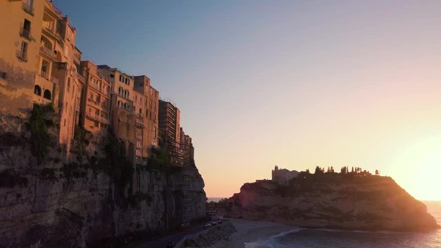Tropea, citt&agrave; sul Mare Mediterraneo in Calabria, Italia. Vista aerea delle case, del santuario di Santa Maria dell'Isola, degli scogli e della costa sabbiosa in Estate.