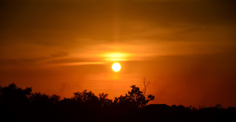 Naklejka premium golden yellow sky at sunset