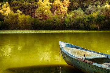 Obraz premium blue vintage boat on spring lake