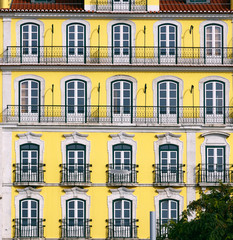 Obraz premium sunny old facades of lisbon