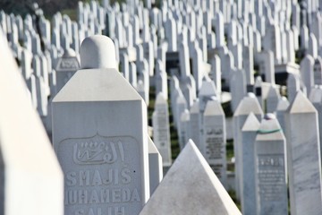 Heroic deaths and living graves