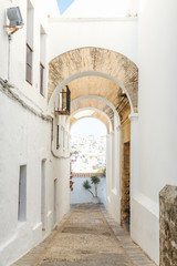 Fototapeta premium archway in white city of spain