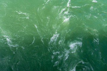 Fototapeta na wymiar grünes Wasser Fluss