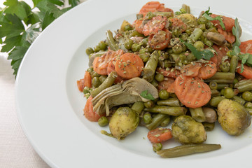 Un plato de vegetales variados, listo para comer