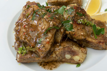 Un plato de costilla de cerdo en salsa