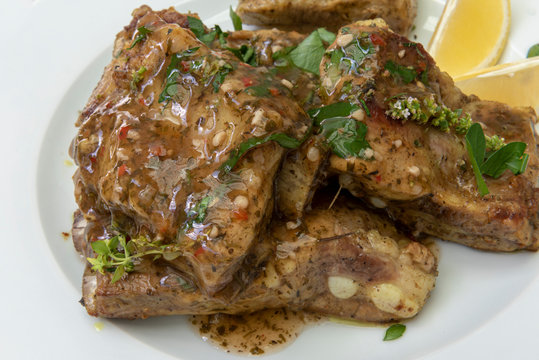 Un plato de costilla de cerdo en salsa
