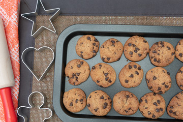 Una bandeja para hornear con mini galletas de chispas de chocolate.