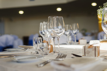 Wine glass with dining set prepare dinner on table in restaurant and cafe