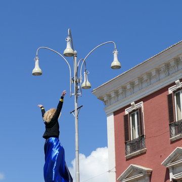  Danzatori acrobati sospesi sui pali flessibili 