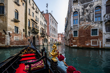 Fototapeta na wymiar Gondola fra i canali veneziani