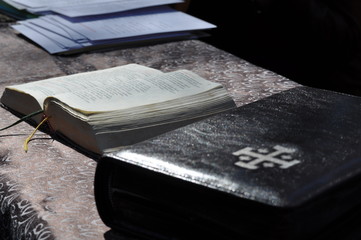 Pismo Święte i brewiarz o poranku - Laudesy © ukasz