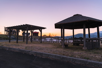 黄昏時の高原の牧場