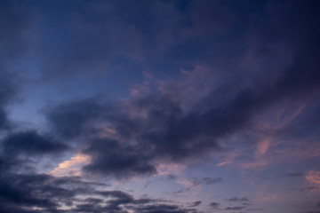 Obraz premium Colorful clouds during sunset in full golden hour.