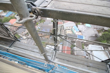 分譲マンションの大規模修繕工事中の足場