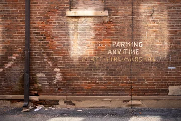 Papier Peint photo autocollant Mur de briques Brick wall "No Parking" paint