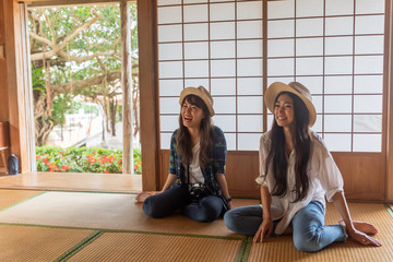 沖縄旅行　古民家で休む二人の女性