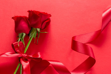赤いバラと赤いリボンのプレゼントのイメージ