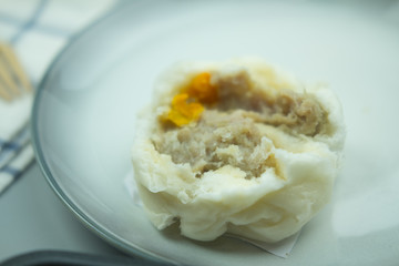 Show kind of Chinese steamed stuffed buns before eat
