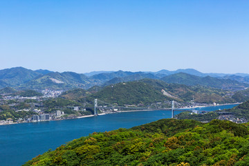 風頭から見た、五月晴れの関門海峡と関門橋と下関市街地