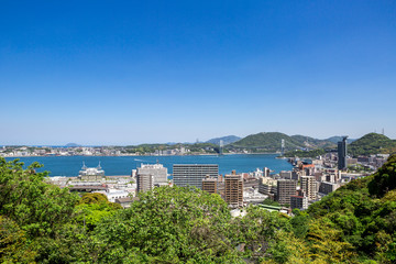 Fototapeta premium 五月晴れの関門海峡と関門橋と門司港市街地