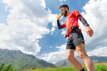 Obraz premium Mountain runner gets silk and rests during endurance